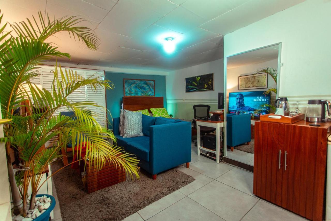 Palm Springs Bed & Breakfast Bed & Breakfast Limbe Exterior photo